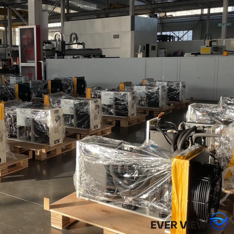 Laser machinis secandis processus partes automotivas ditans; SEMPER VIUS solutiones productionis efficientis gignit.
