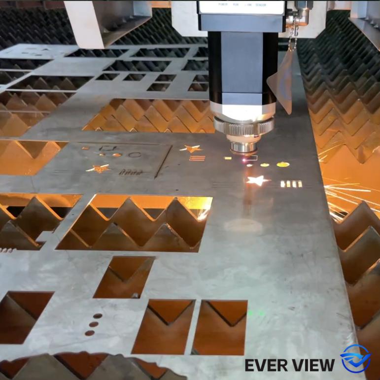 Laser machinis secandis hardware processui ditans; SEMPER VISUS batch praecisionem consequitur parvae ferrariae productorum.